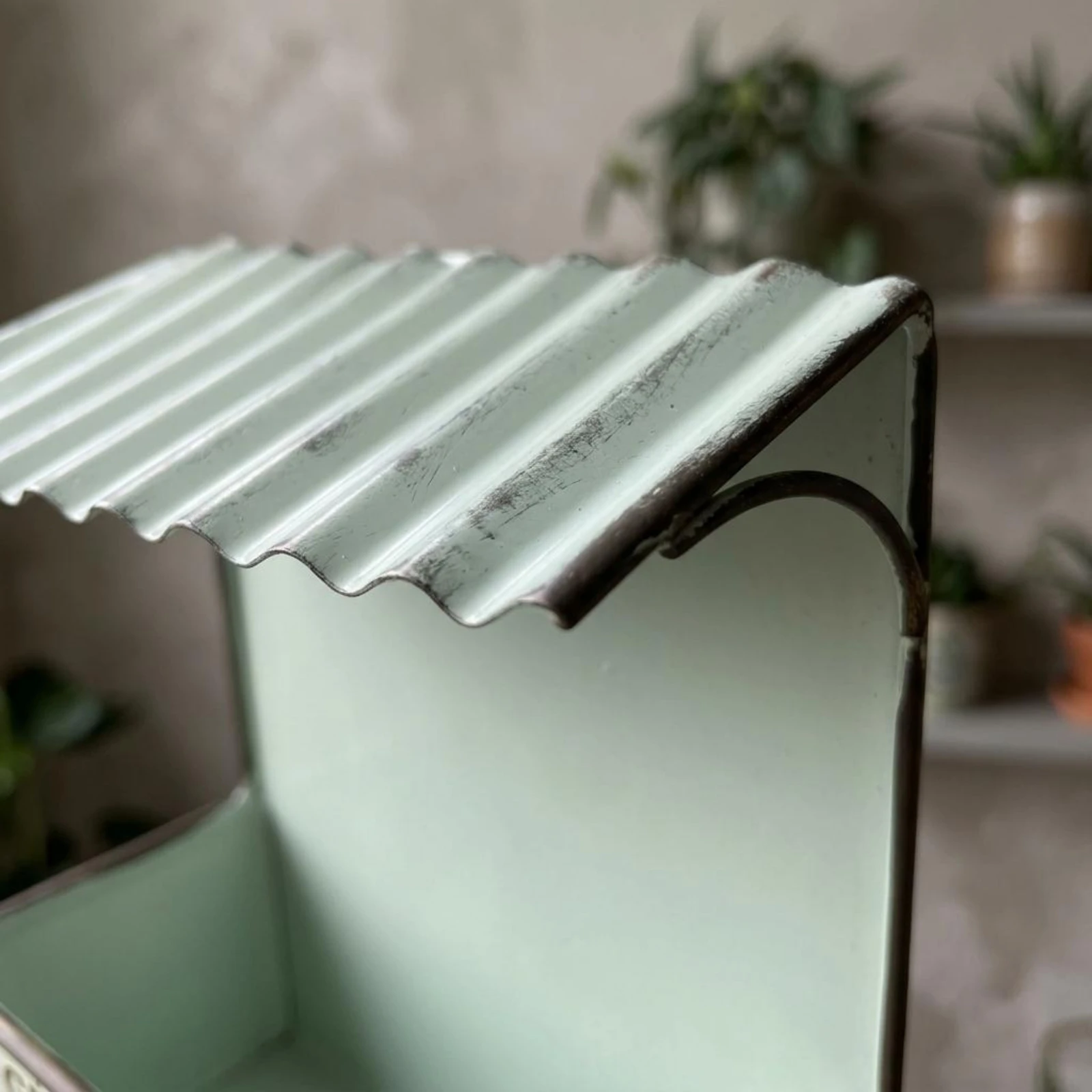 House-Shaped Planter Distressed Finish Roof Planter Box Plant Container Vintage Yard Decoration Brown Trim