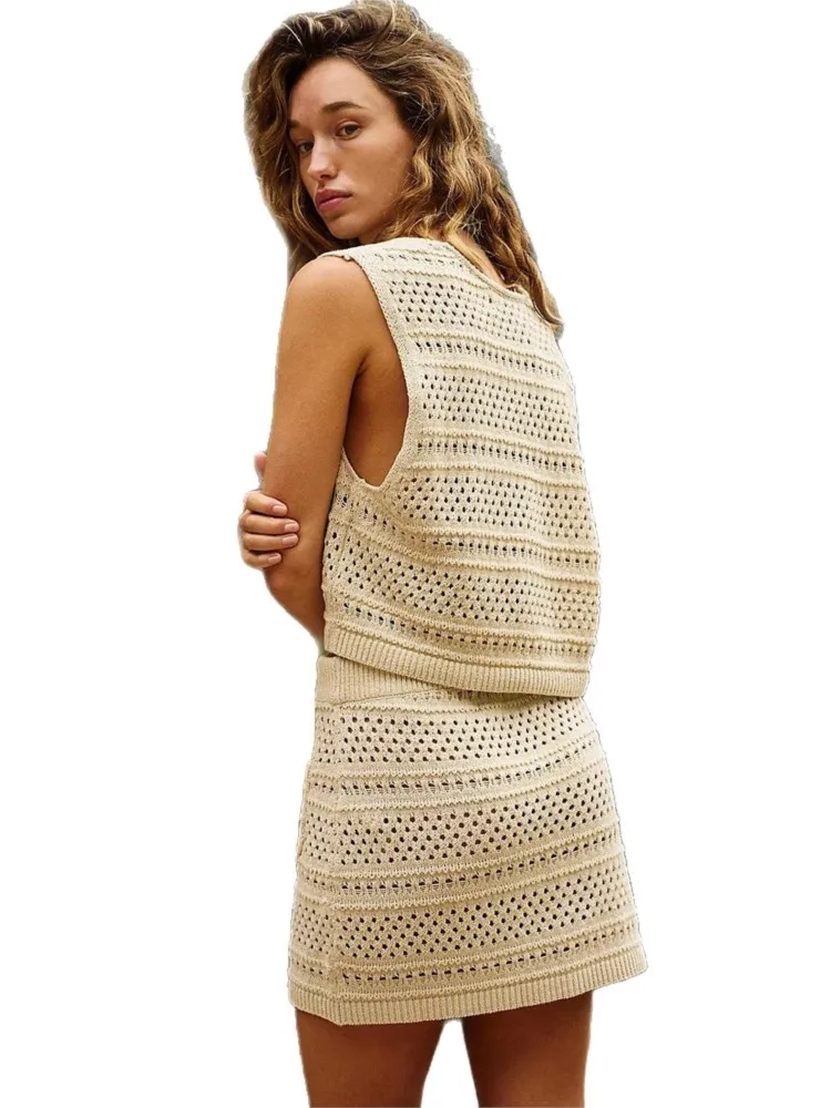 Strój kąpielowy dwuczęściowy: top i mini spódniczka, seksowny, modny, jednolity, z wycięciami, idealny na plażę.