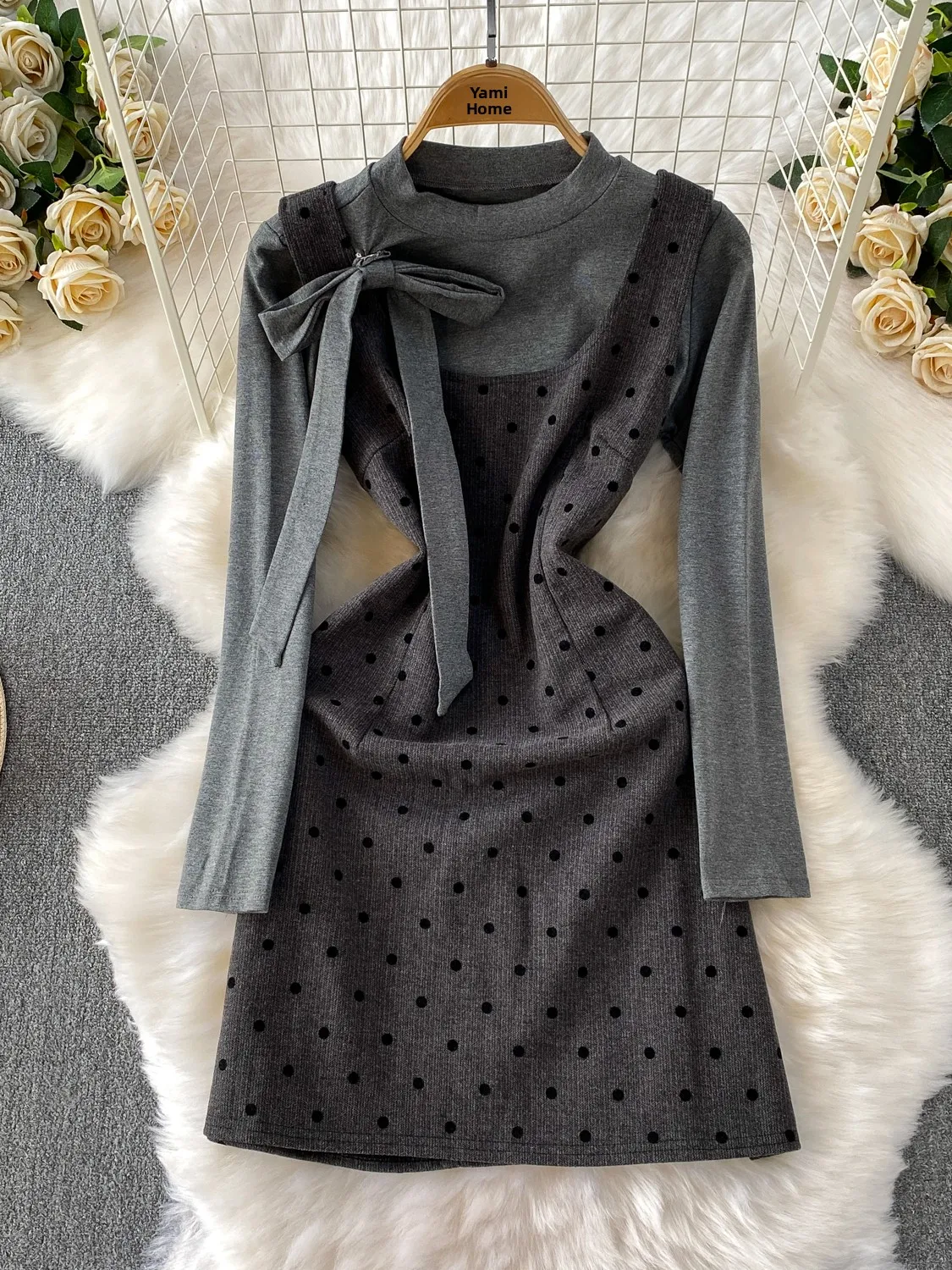 Set atasan dan celana panjang model polkadot dengan pita manis di bagian depan, cocok untuk tubuh berukuran kecil, celana pinggang tinggi.