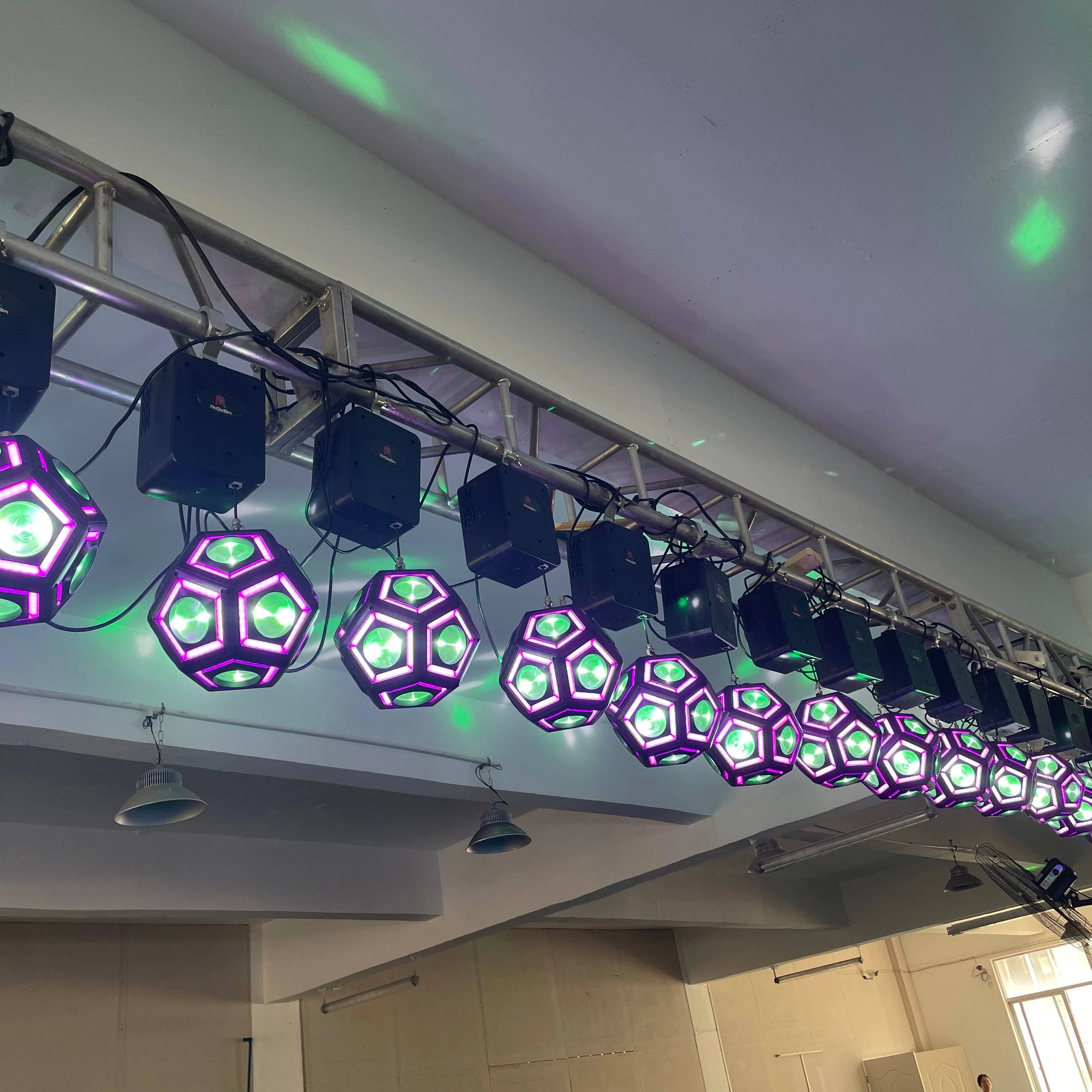 Hot Selling 100W Kinetic LED Ball DMX Lifting Football Light for Disco Bars and Theme Parks