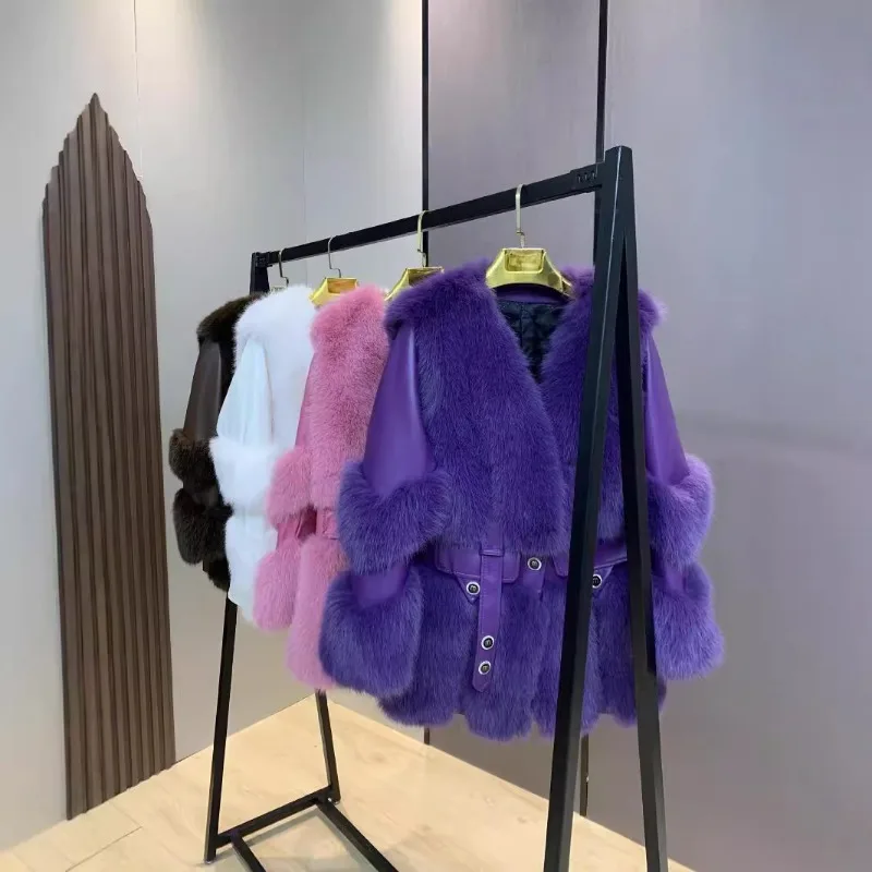 سترة مريحة من فرو الثعلب الصناعي 2025 شتاء جديد متوسط الطول مبطن سميك دافئ الخصر التخسيس بأكمام طويلة معطف فروي للسيدات