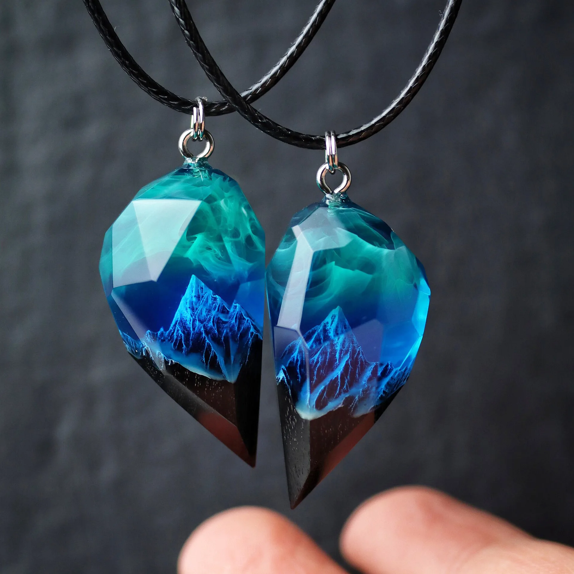

A Pair of Heart-shaped Resin Snow-capped Mountain Necklaces, Couple Gift Set, Northern Lights Chain Pendant Can Be Engraved