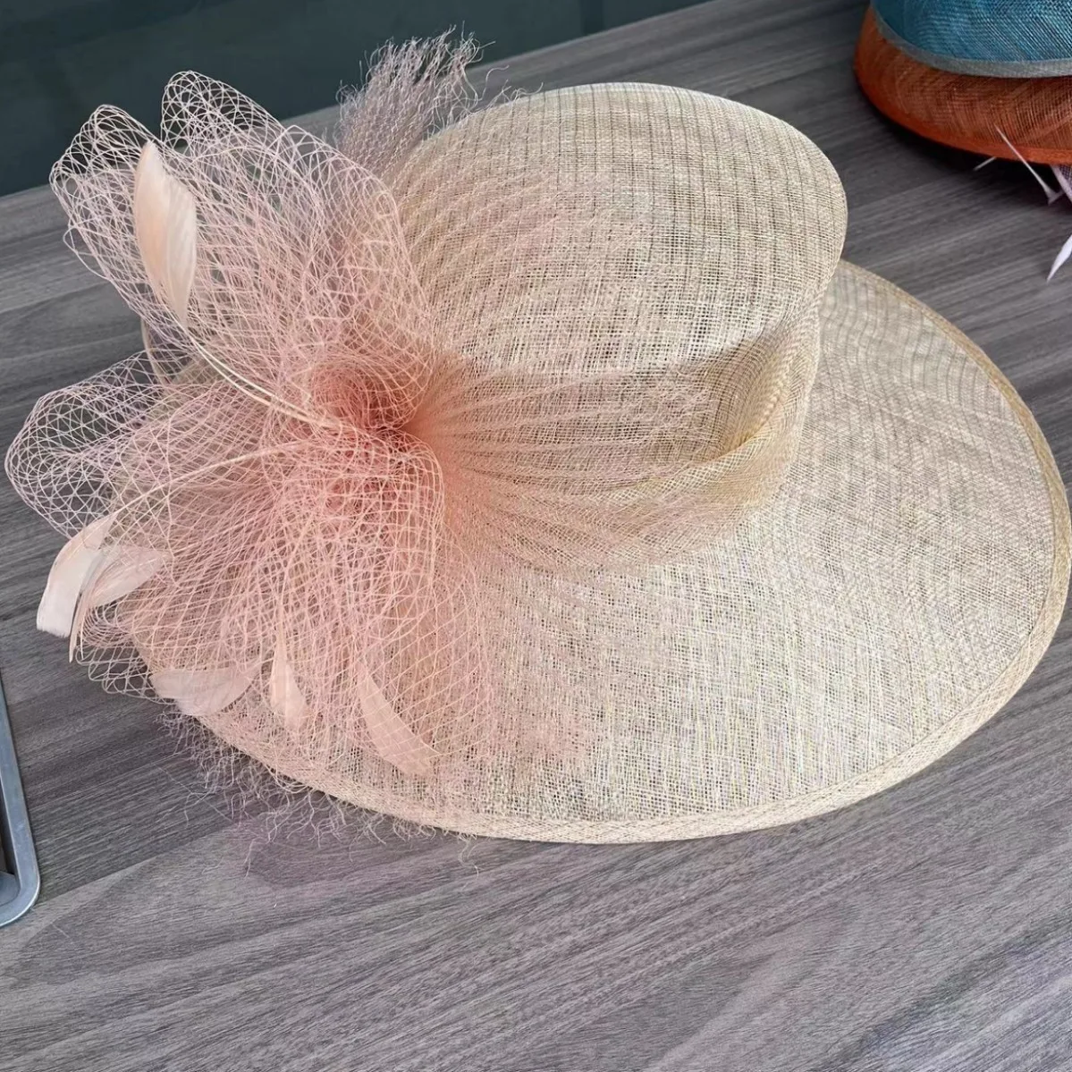 Fashion Women Wide Brim Raffia Hat Women Vacation Beach Hats Flat Top Straw Hat Summer Sun Hat Ladies UV Bucket Hat Wholesale