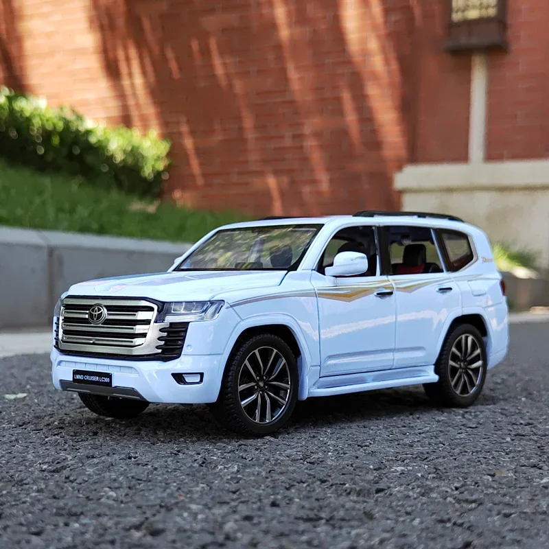 1:24 Simulation Toyota Land Cruiser LC300 Alloy Car Model Sound And Light Pull Back Toy Off-Road Collection Ornament Vehicle