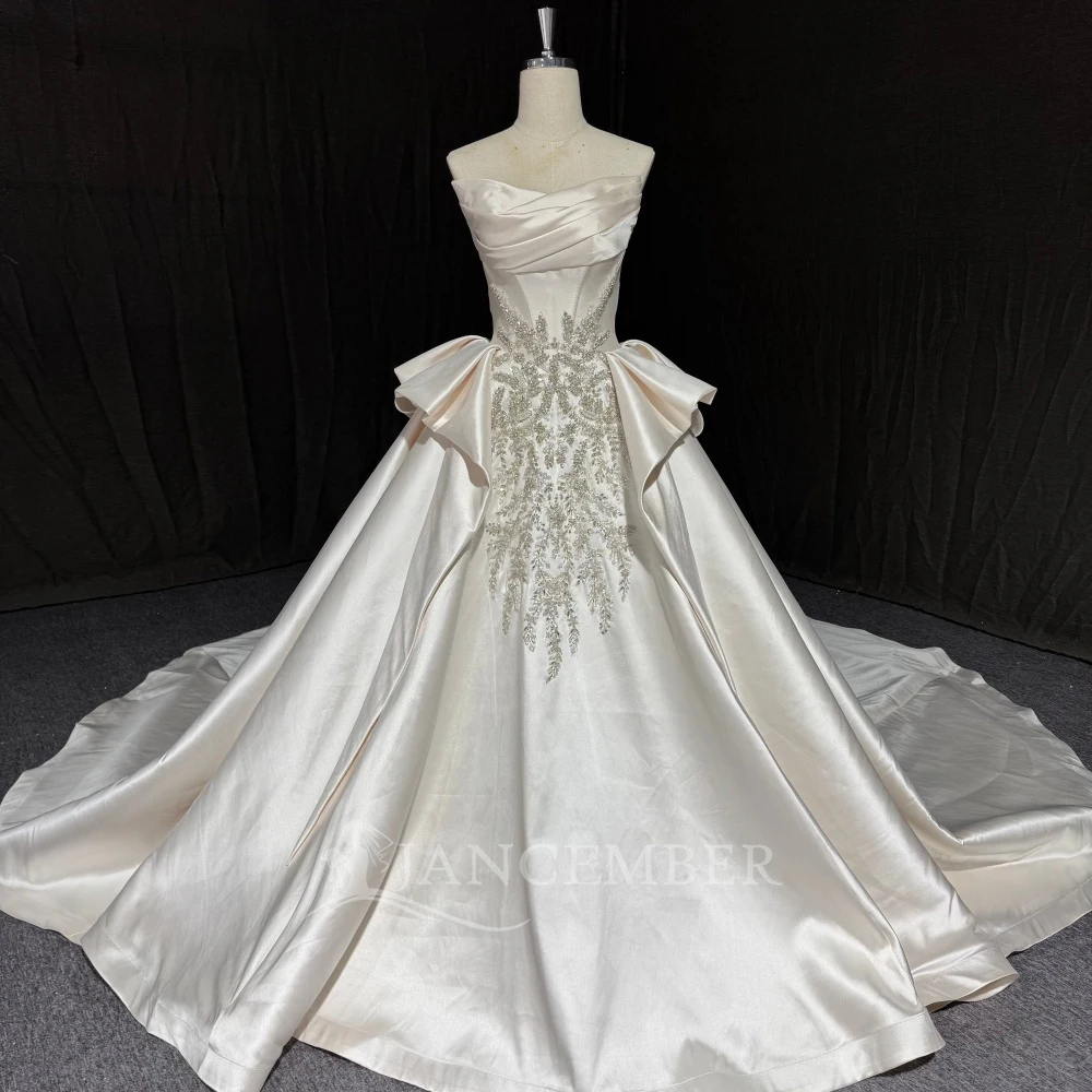 ノースリーブのボールガウンウェディングドレス2025、ストラップレスサテン、花嫁パーティー、プリンセス、卸売、コートトレイン、カスタムメイド、ベスティード・デ・ノイバ