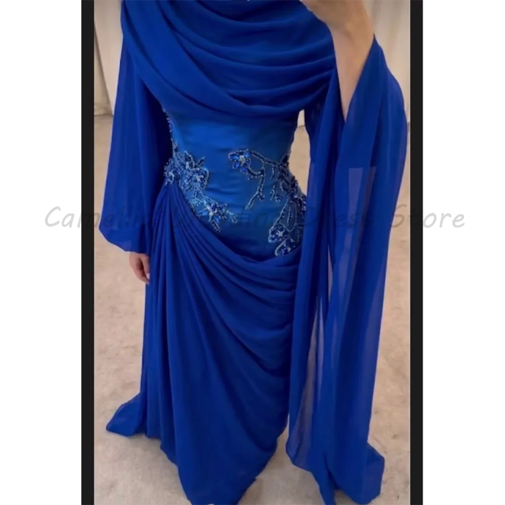 Königsblaues, dezentes muslimisches Abendkleid mit Strass, floralen Perlen, drapiertem Chiffon, Hijab-Abaya und langen ausgestellten Ärmeln – formelles Kleid