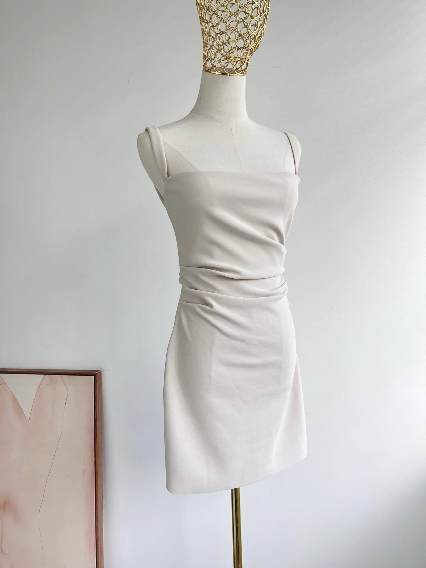 فستان نسائي قصير نحيف جديد لعام 2025 بياقة مربعة بدون أكمام وخصر عالي 4 ألوان رداء صغير غير رسمي