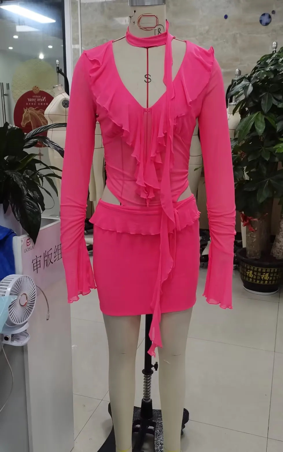 Llévate el Estante de atención con estilo con nuestro vestido midi rojo coral - Disponible en tallas S, M, L.