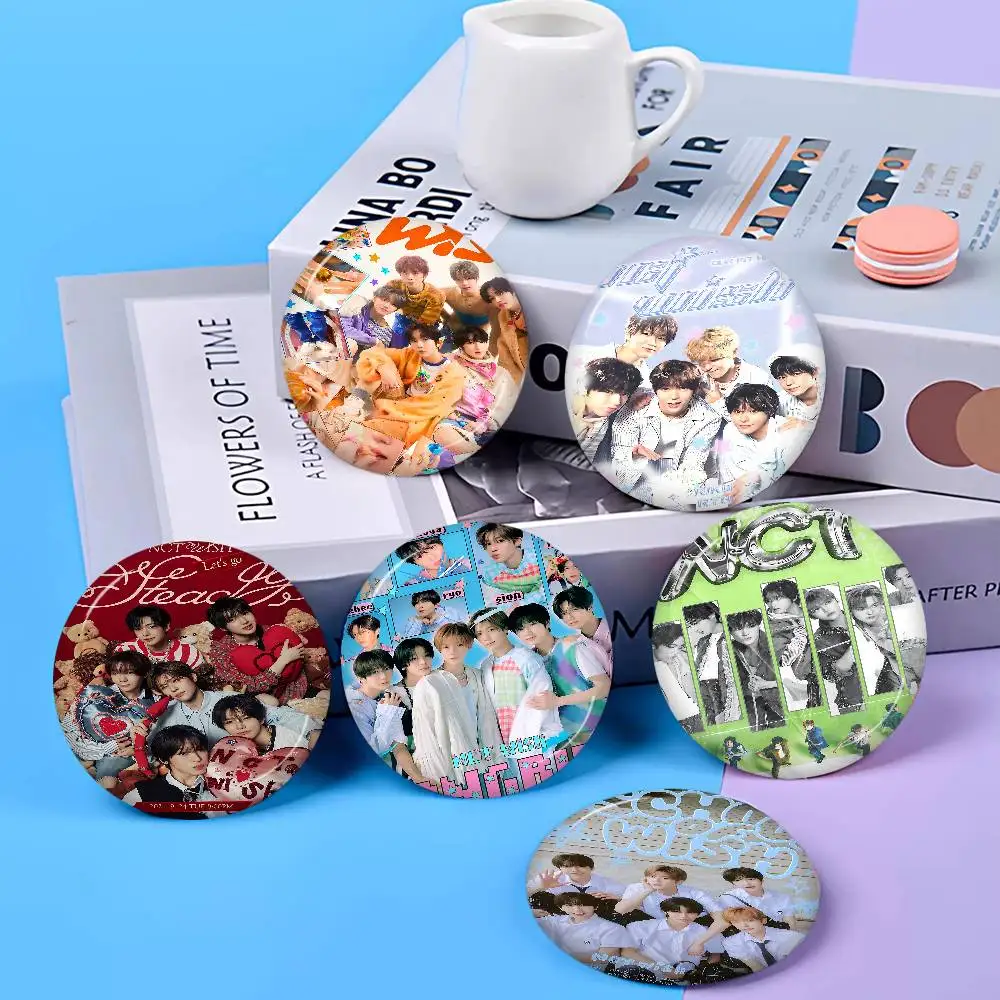 Broche de Lata Artesanal de 58mm com Figura de Anime Fofa da Banda Kpop N-NCT Wish, para Mochilas, Roupas, Enfeite de Peito e Presentes
