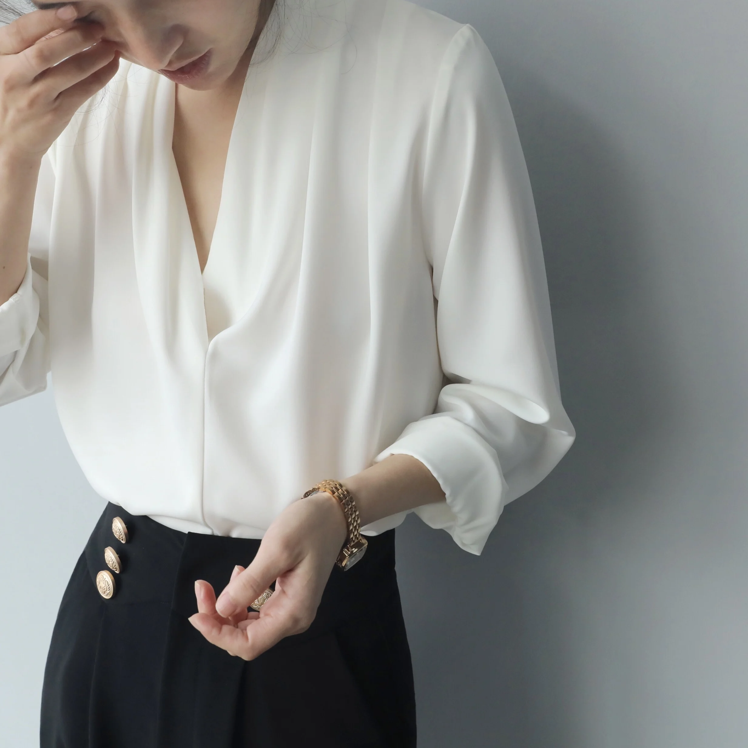 

XINER Commuter Simple White V-ne Long Sve Loose Women's irt Ele Top High End Straight Cut Pure Color Spring 2023