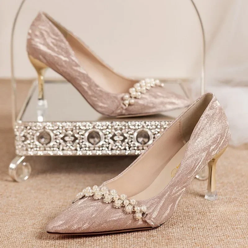 

Женские туфли-лодочки с жемчугом, серебристые на каблуке с кристаллами, высокое качество, шикарная акция для отпуска, модная весенняя распродажа, женская обувь