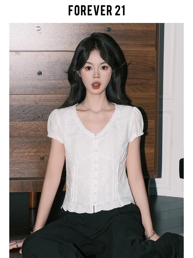 Biała bluzka Forever2 z dekoltem w serek, koronką, guzikami, dopasowana, letnia, wyszczuplająca, podkreślająca talię, w stylu francuskim, jednolita.
