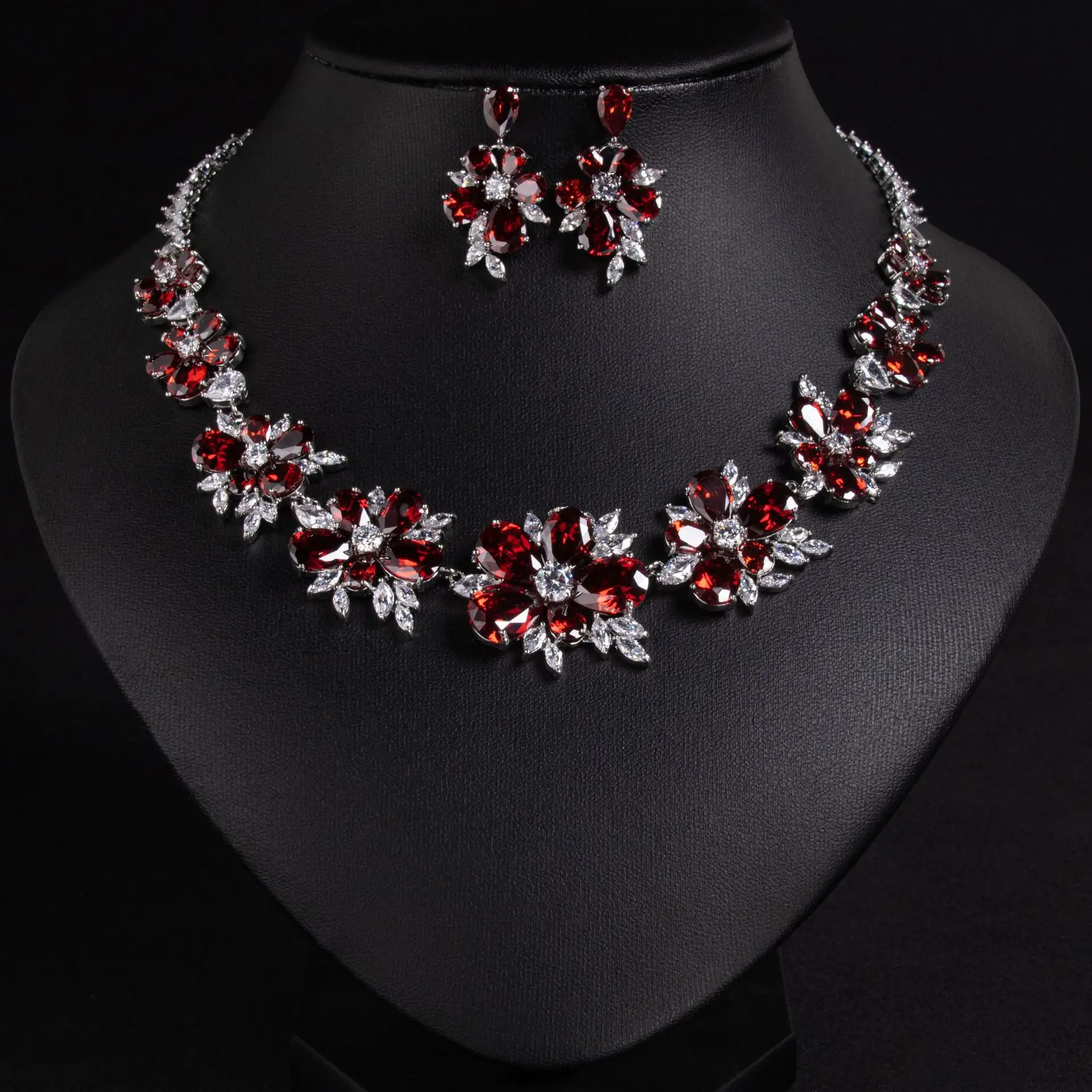 Classic Super Shiny Maple Leaf Flower Vintage 2 Pcs Necklace Earrings Light Luxury Jewellery Set Prom Party Wedding Gift
