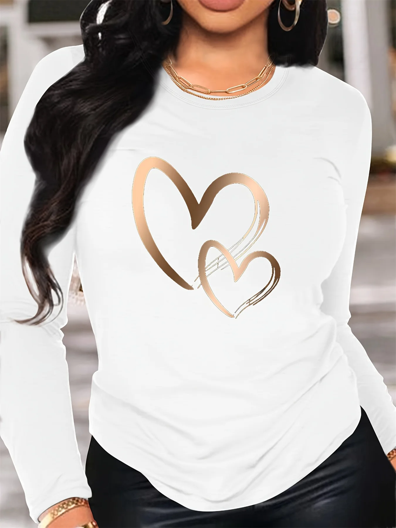 تي شيرت نسائي للربيع والخريف مصنوع من القطن بنسبة 100% كاجوال فضفاض بنمط قلب مطبوع بأكمام طويلة ورقبة دائرية
