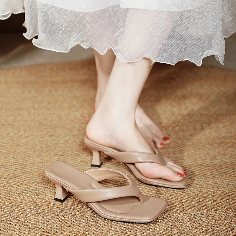 High-heeled flip-flops for women, fashionable summer outdoor wear, 2025 new style thong sandals, French square-toed low-heel san