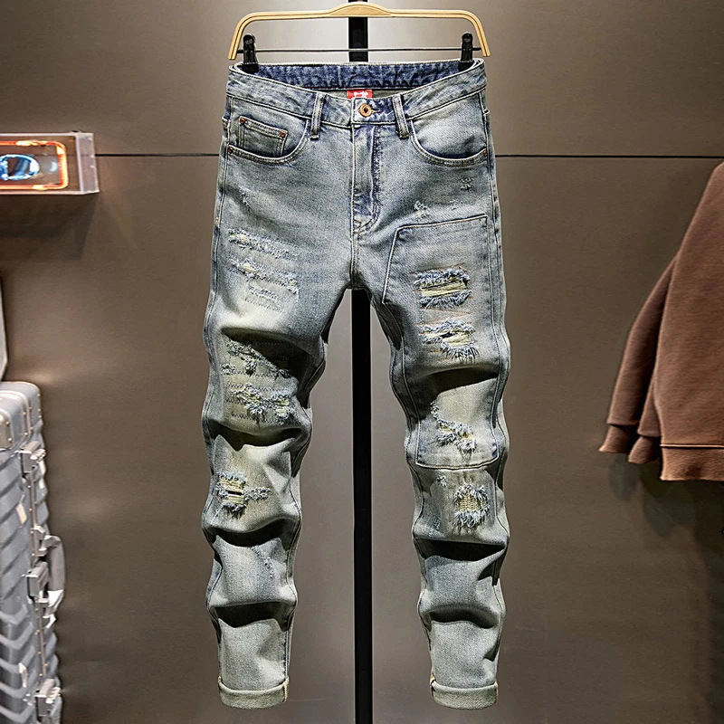 

Модные новые мужские джинсы, мужские джинсы в стиле ретро с перфорированной нашивкой, синие эластичные облегающие джинсы, мужские джинсы в стиле хип-хоп в стиле ретро Y2K