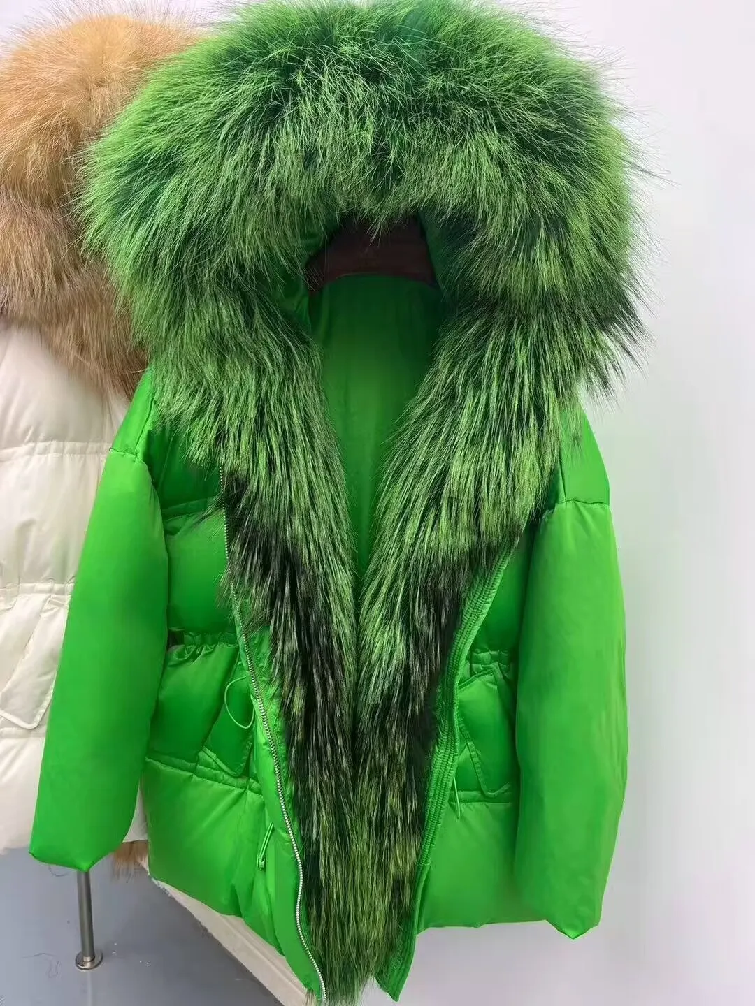 Piumino da donna in piuma d'oca bianca Piumino ispessito Piumino corto allentato caldo con collo in vera pelliccia di volpe naturale invernale di fascia alta