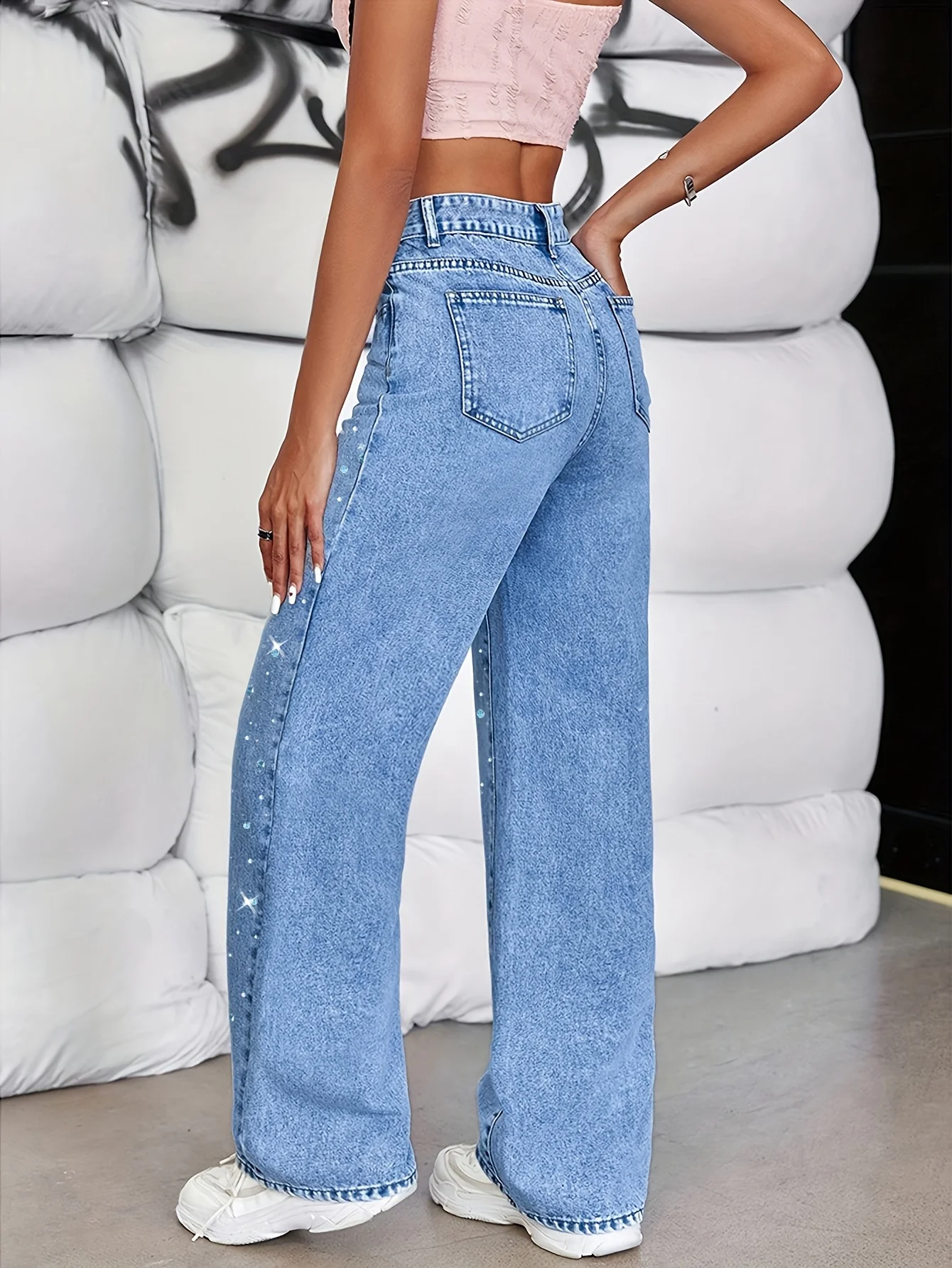 

Женские элегантные и стильные эластичные джинсы прямого кроя, удобные и удобные, украшенные изумрудными стразами.