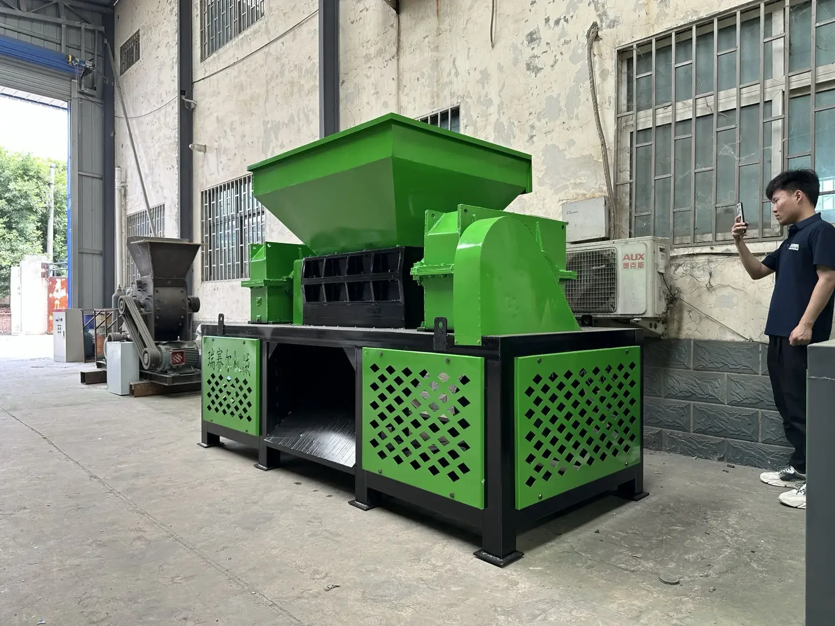 Rubber scrap Double Shaft shredder machine Automatic Car Tire Recycling Machine