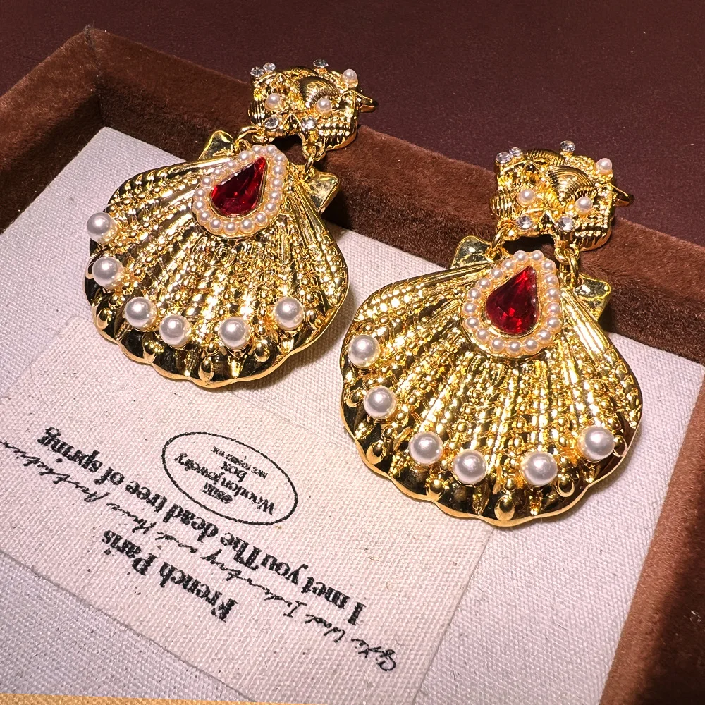 

Retro shell European and American exaggerated copper plated real gold, niche design sense medieval vintage advanced S925 earring