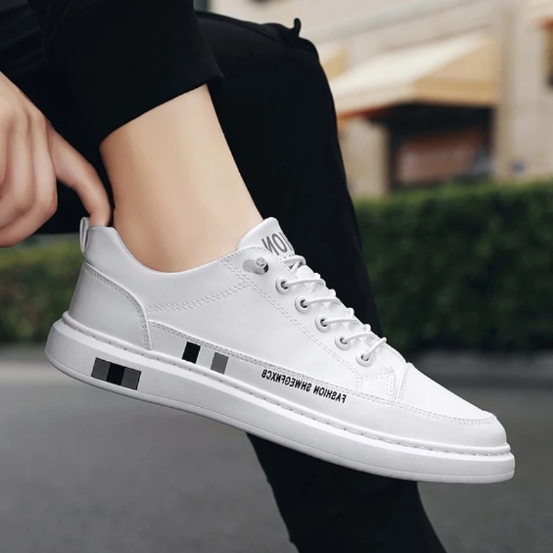 أحذية رياضية من الجلد الأبيض الرجال 2025 جديد الكورية العصرية حذاء كاجوال بفتحات تهوية الربيع البث المباشر منخفضة أعلى قماش زلة Ons1