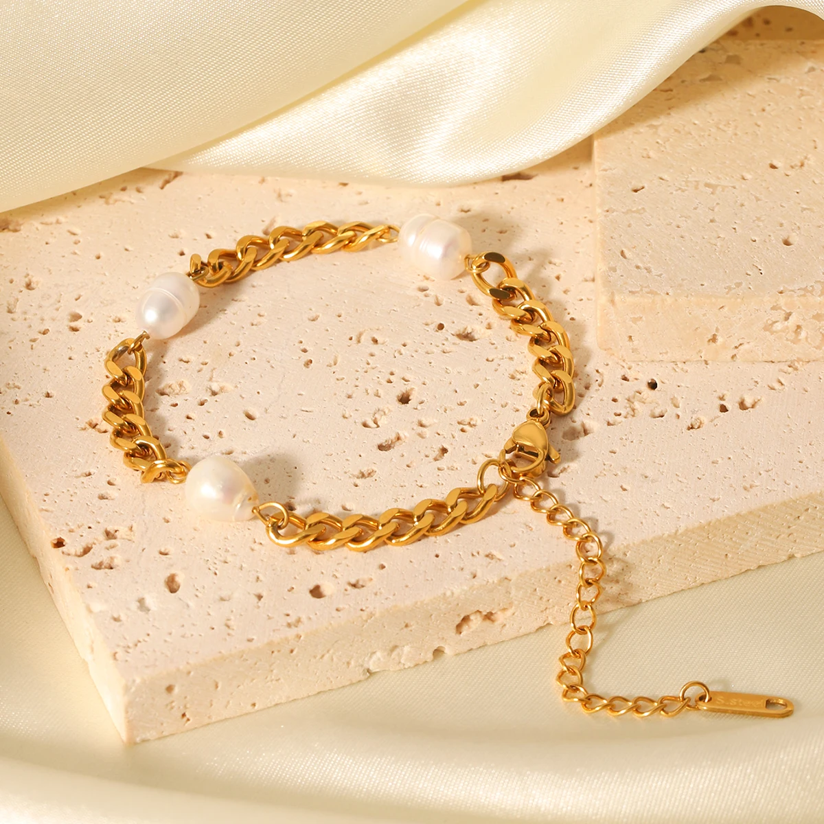 

Huang Chao Women Light Luxury Three Freshwater Pearl Bracelet Cuban Chain Stainless Steel Bracelet Fashion Accessories Jewelry