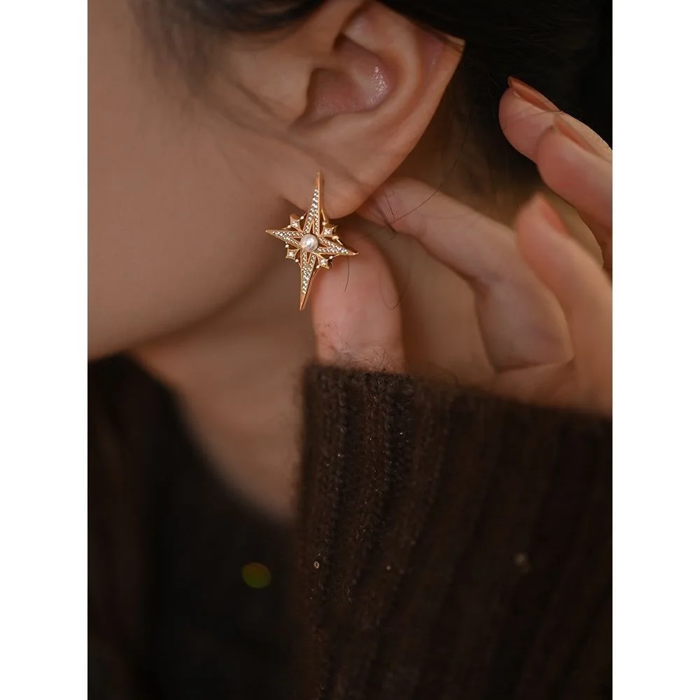

"Four Wild Stars" Designed Pearls Exquisite French Retro Necklace Pendant with Exquisite Personality and Fashion