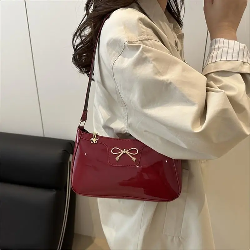 

Simple and Casual Women's PU Shoulder Bag, Bow Print, Spacious Capacity for Commuting, Underarm Style