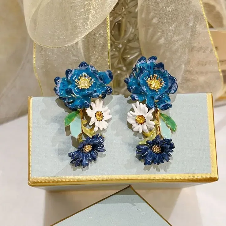 

Ladies jewelry flowers blue flowers borage cornflower small daisy earrings ear clip