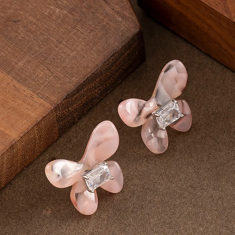 Fashionable, sweet and exquisite, pastoral style acetate zircon butterfly earrings, light luxury, simple and high-end earrings