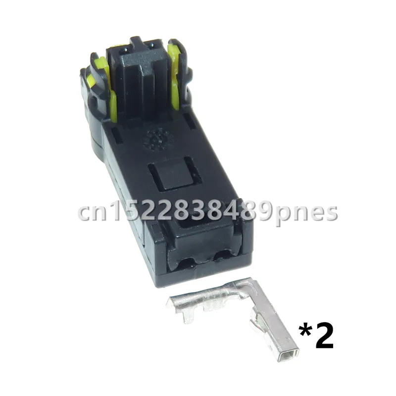 

2 Pole SQSR-02H-1A-K Electircal Auto Socket Car Wiring Connector For Automobile Roewe