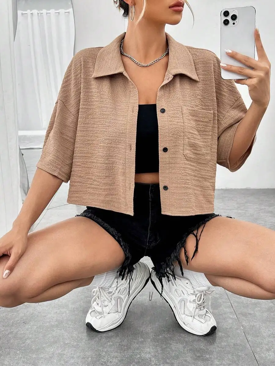 

Женская рубашка свободного кроя с коротким рукавом и нагрудным карманом