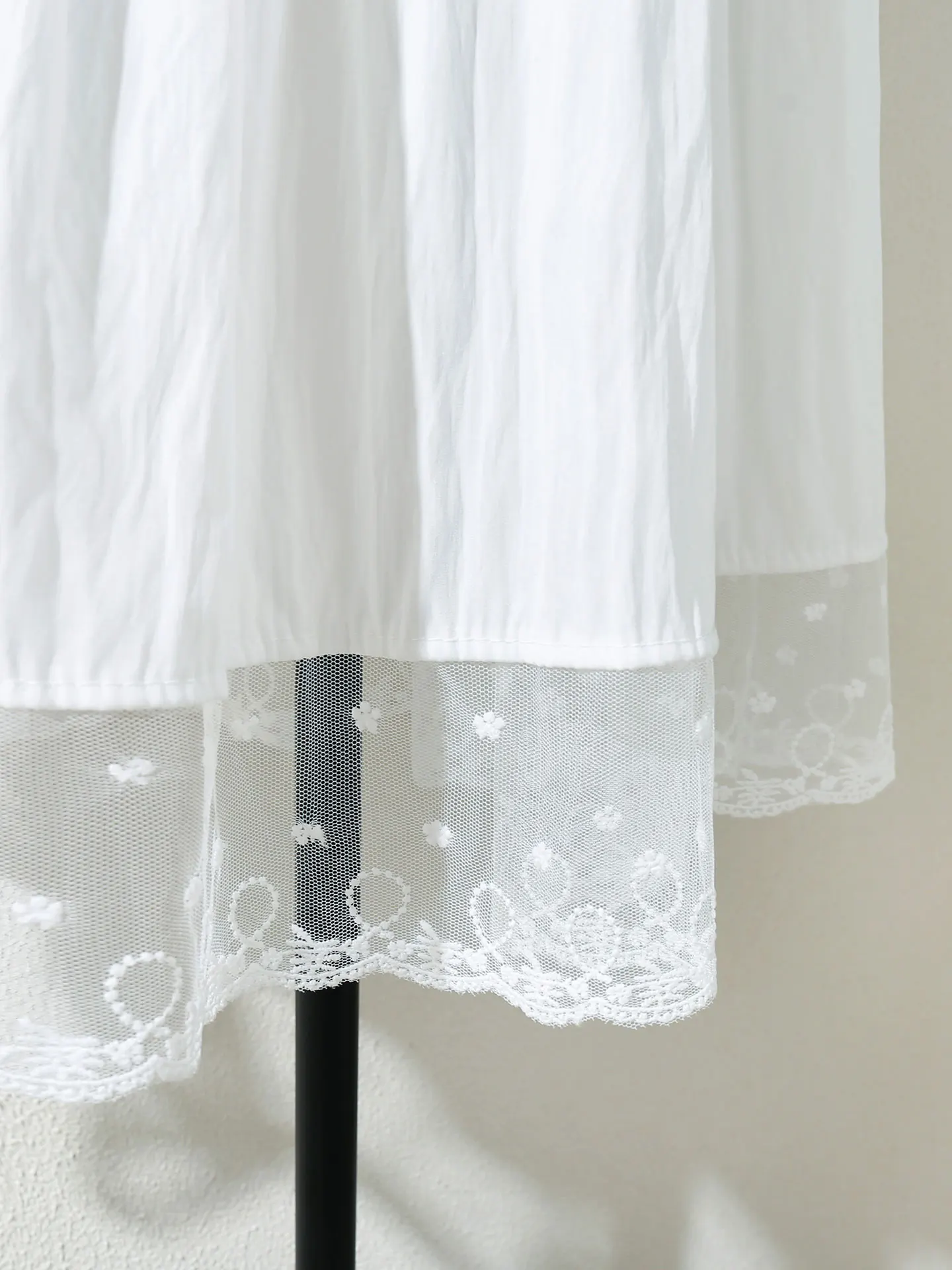 

Белая юбка трапециевидной формы с высокой талией, женская юбка-зонтик с кружевной отделкой, новинка лета, корейская юбка для поездок на работу, простая