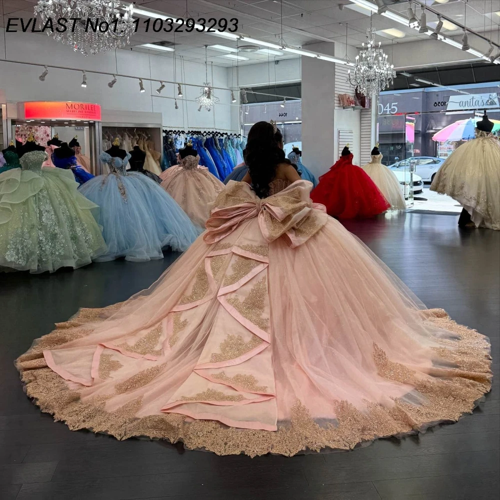 فستان كوينسيانيرا أنيق مخصص باللون الوردي من EVLAST مزين بالدانتيل الذهبي مزين بالخرز مع فيونكة حلوة 16 فيستدوس دي 15 أنوس E1QN115