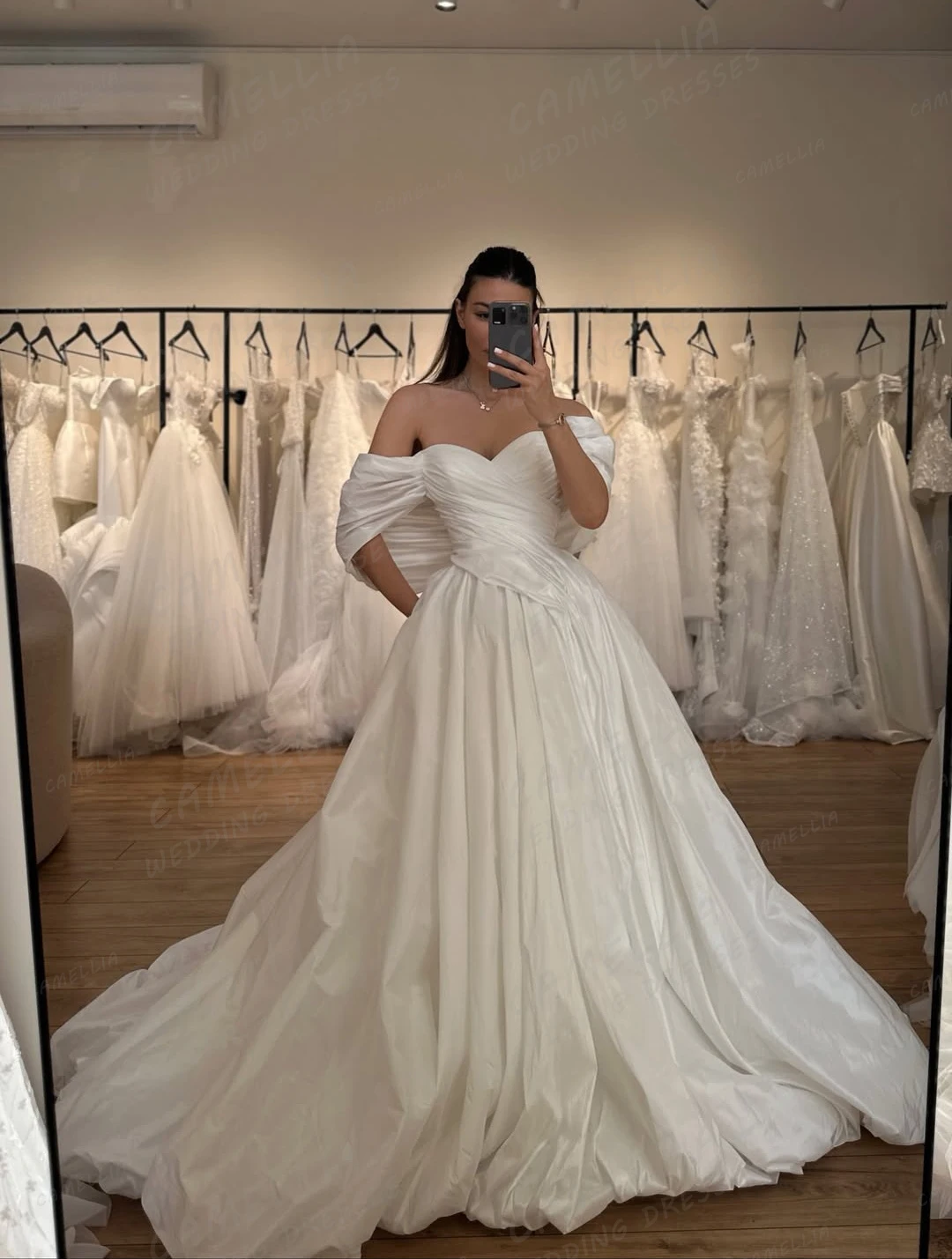 

Charming Off Shoulder Wedding Dresses A Line Women's Sexy Boat Neck Bridal Gowns Sleeveless Satin Vestidos De Novia Customized