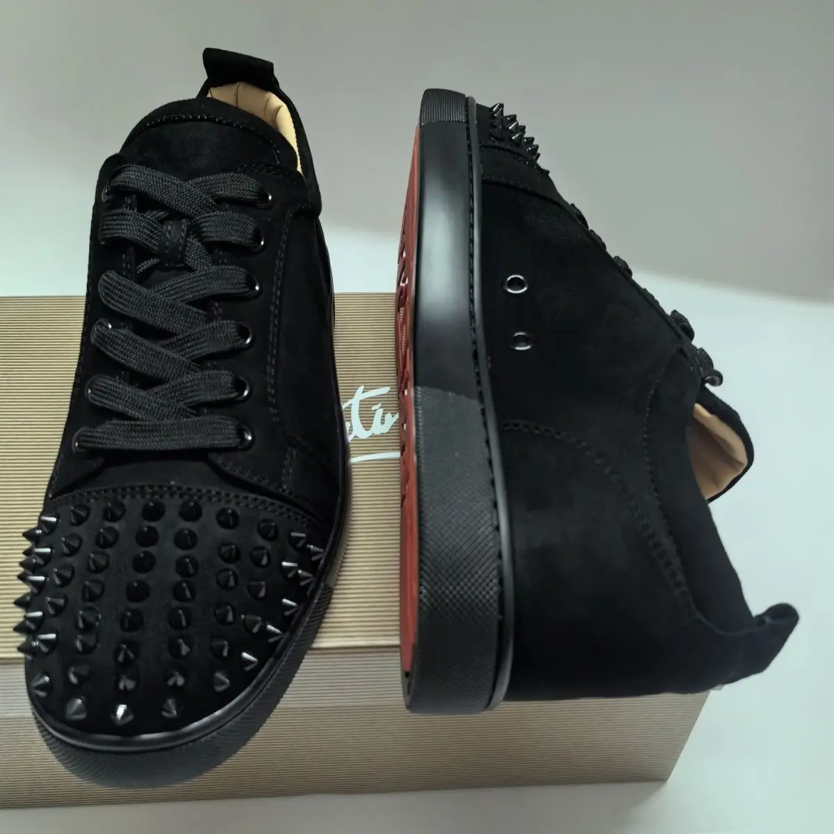 2025 جديد أزياء رجالية المنخفضة قطع الأسود برشام حذاء كاجوال شارع العليا الرجال الدانتيل متابعة جولة الرأس حذاء كاجوال مع حذاء أحمر