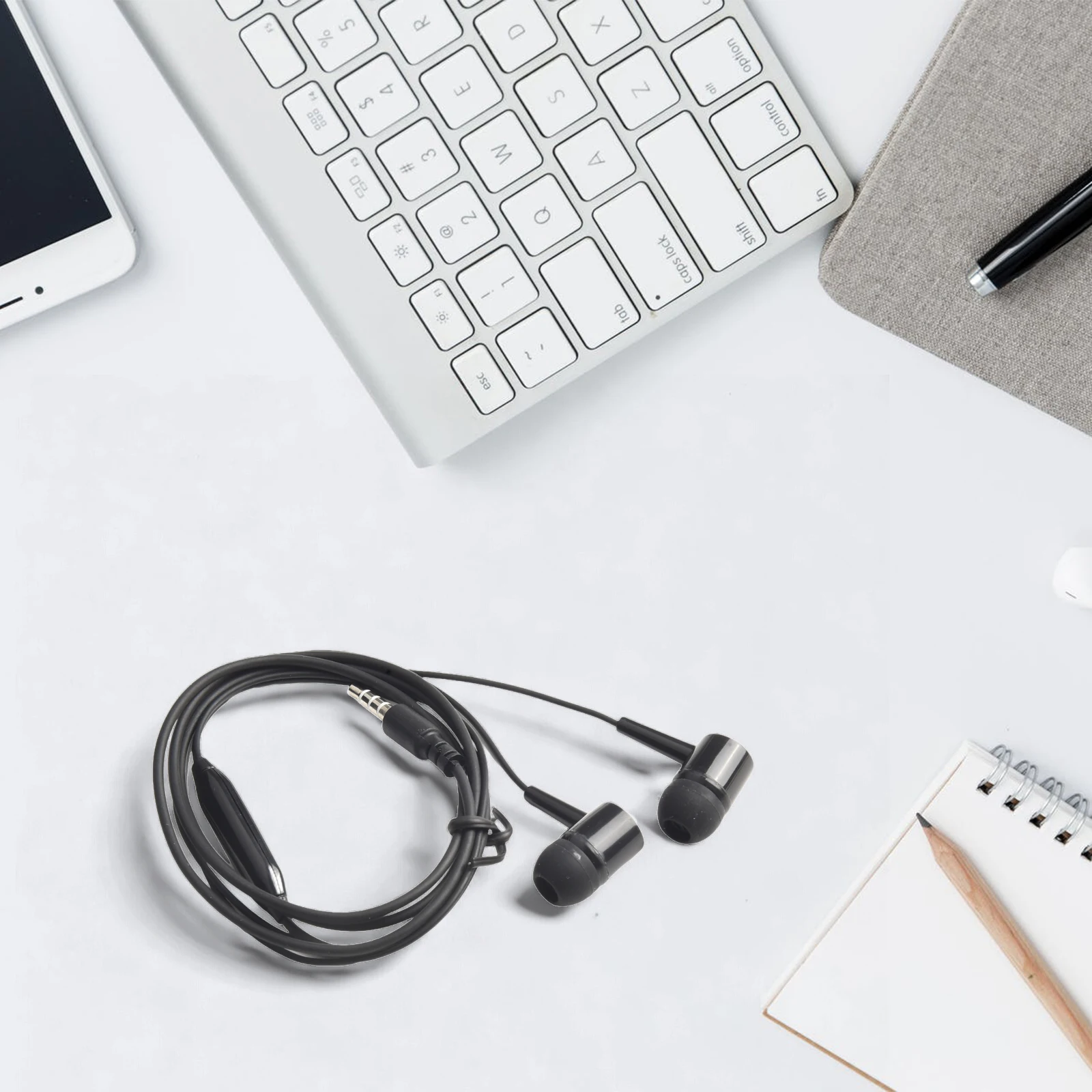 Lightweight Earbuds White High-Quality Sound Earbuds Clear Sound Quality Extended Use Compatible With Smartphones