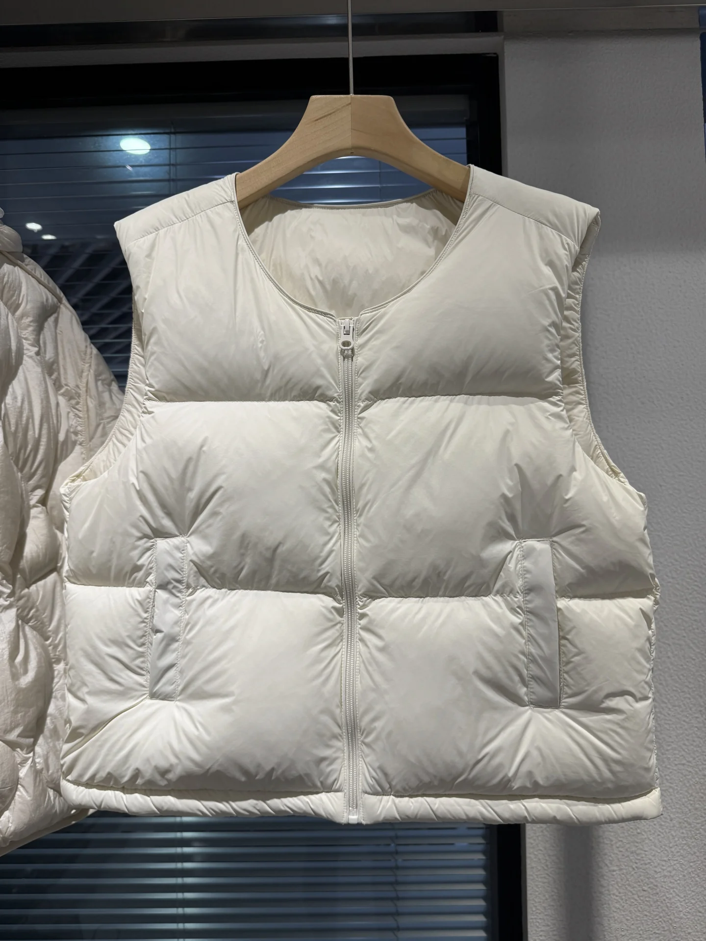 Winter Thiened round Ne down Vest Women's Faion Korean Sle 90 Feather Warm Puffer oulder Bared Outerwear Jaet