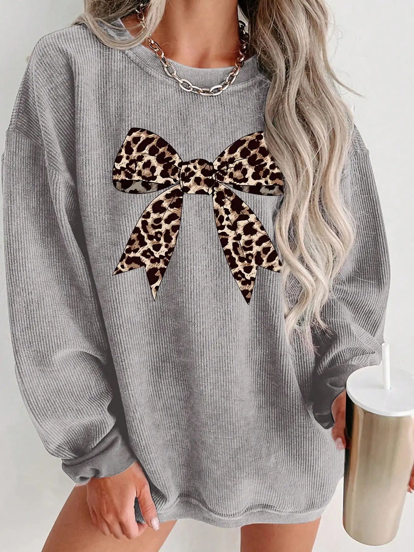 

Женская серая толстовка в рубчик с леопардовым принтом и бантом