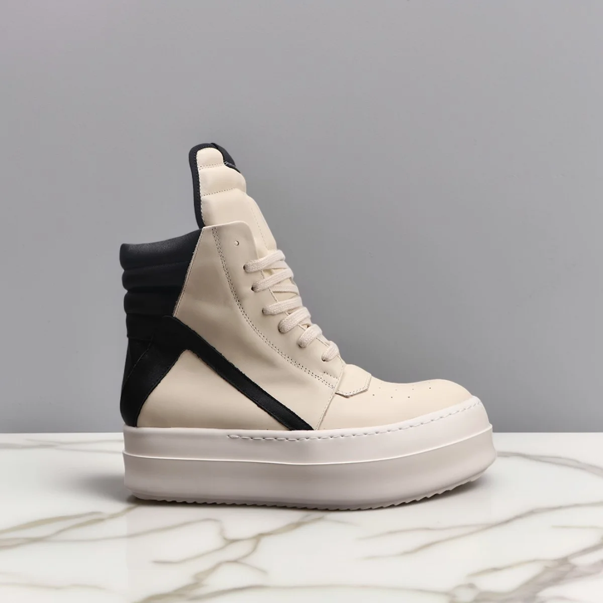 أحذية جلدية كاجوال للرجال أحذية نسائية عالية الجودة برباط علوي أحذية رياضية فاخرة باللون الأسود والأبيض للخريف