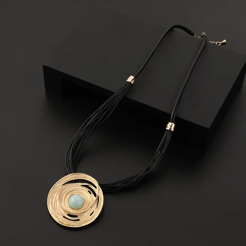 New geometric fashion pattern necklace, versatile, exquisite and simple women's metal pendant