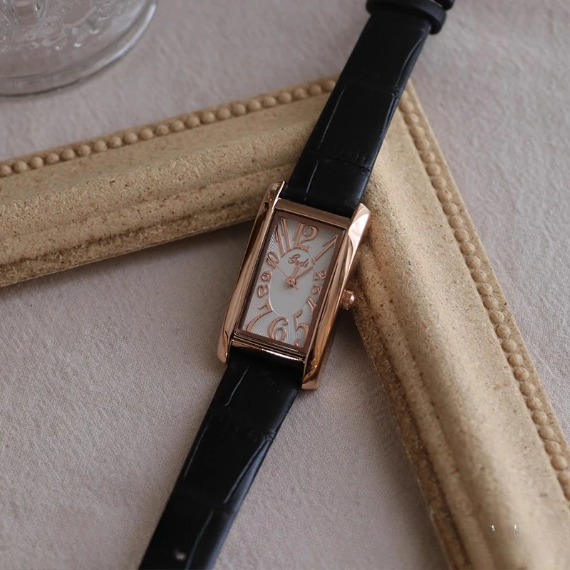 ساعة نسائية فاخرة جديدة بسيطة وأنيقة، ساعة يد كلاسيكية مستطيلة كلاسيكية، ساعة فريدة، هدية عملية للنساء.