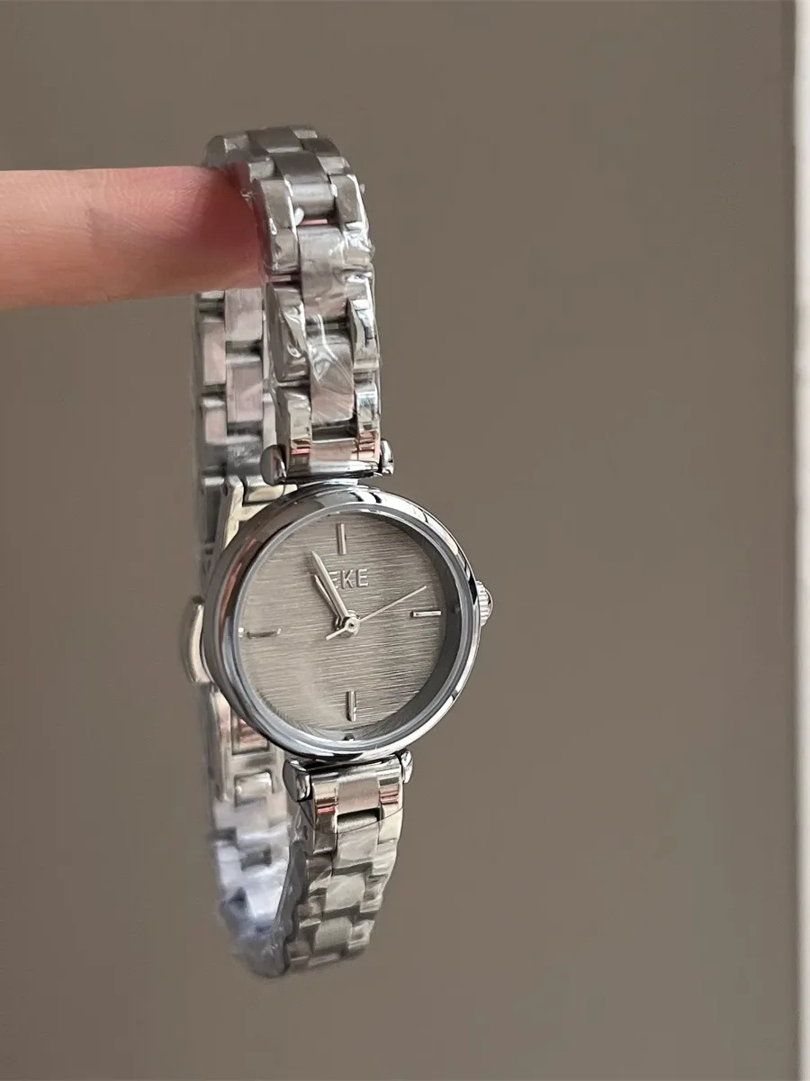 High-EndStylishWomen'SRound WatchWith A Luxurious And Elegant Design Featuring A Silver Stainless Steel Band And Quartz Movement