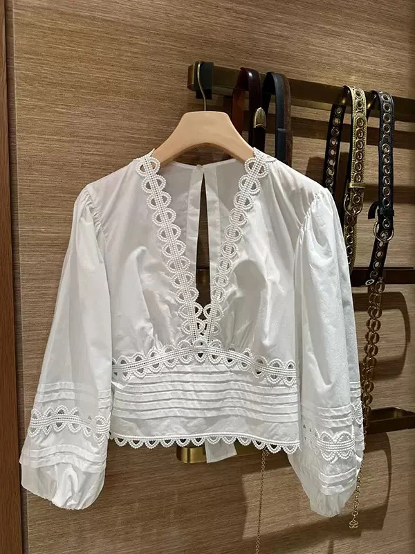 

Белая женская рубашка с длинным рукавом, вышивкой, кружевом, вырезами на спине, на бретелях, свободного кроя, из дышащего хлопка, с V-образным вырезом, на пуговицах