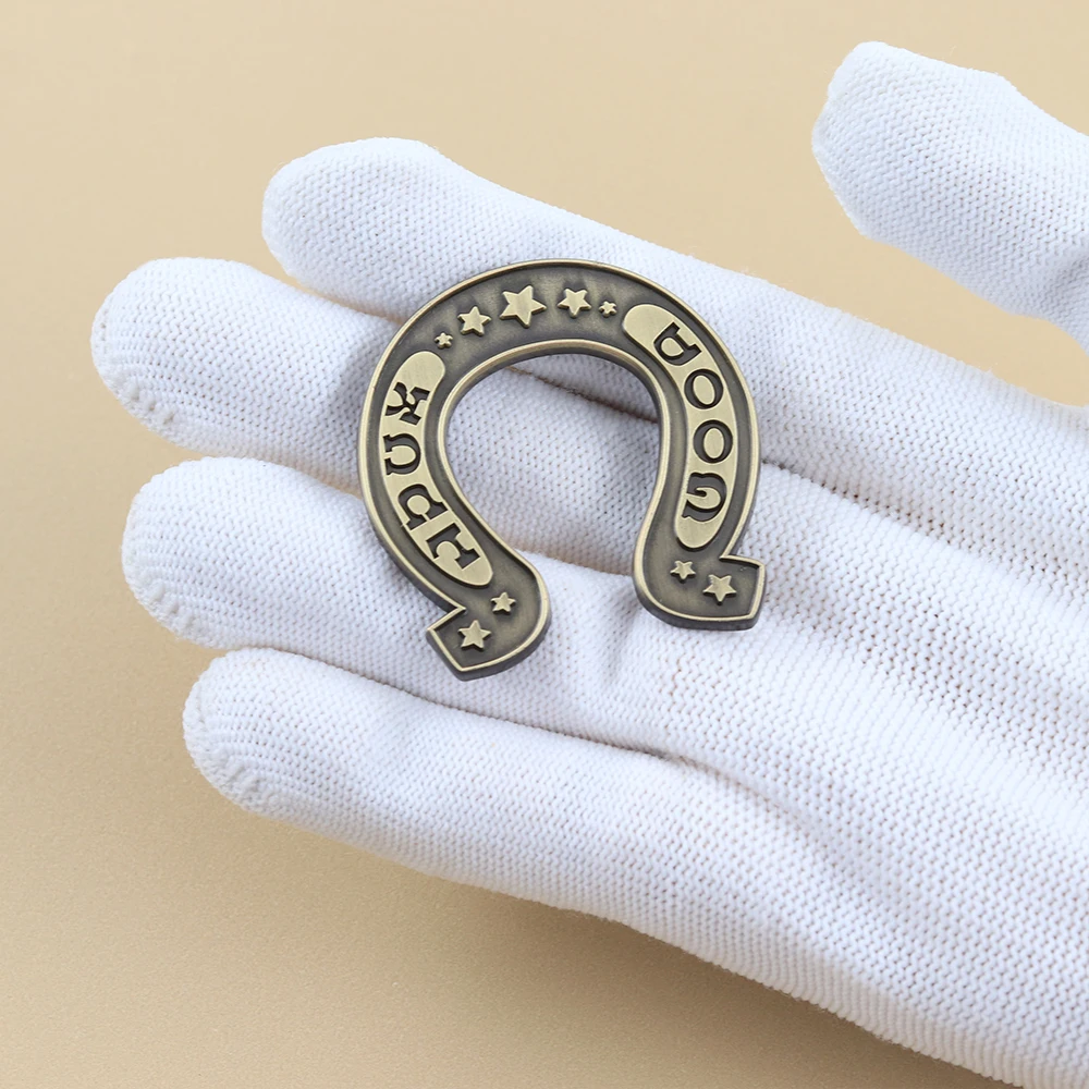 Glückwunschkopf-Hufeisen-Brosche, kreativ, ausgehöhlt, Retro-Metall-Reversnadel, modisch, Persönlichkeit, kreatives Abzeichen, Rucksack-Dekoration – Detail 5