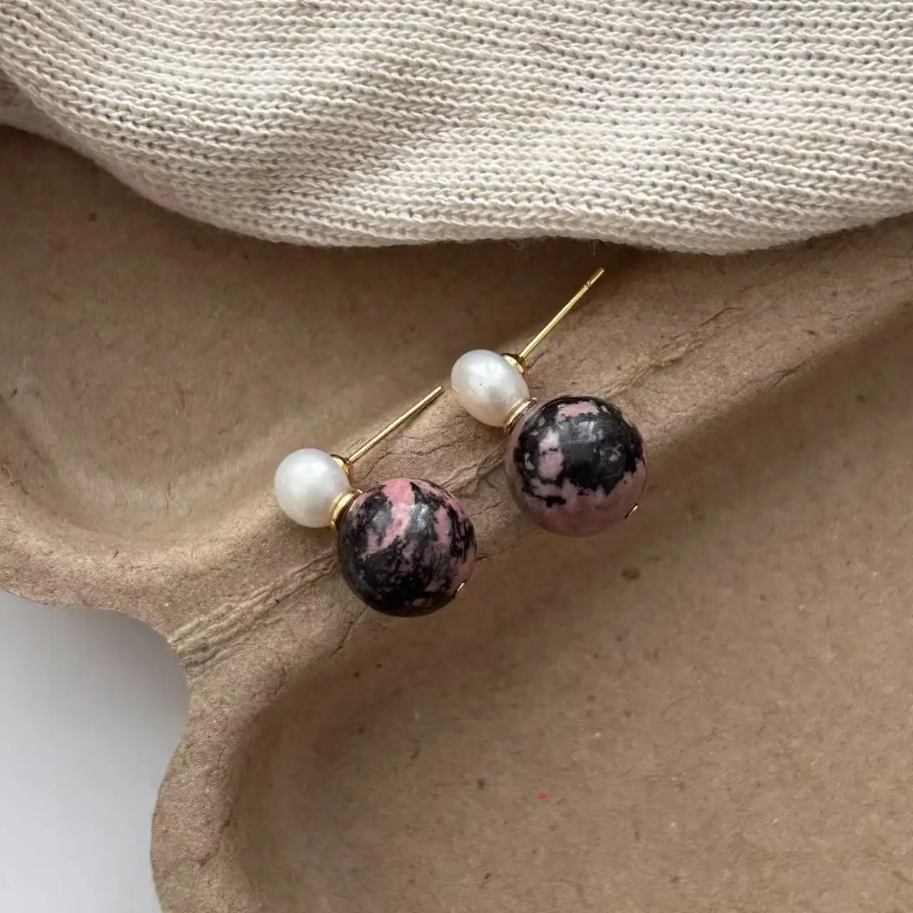 Leopard print resin stud earrings simple and fashionable design sense earrings temperament autumn and winter advanced sense fres