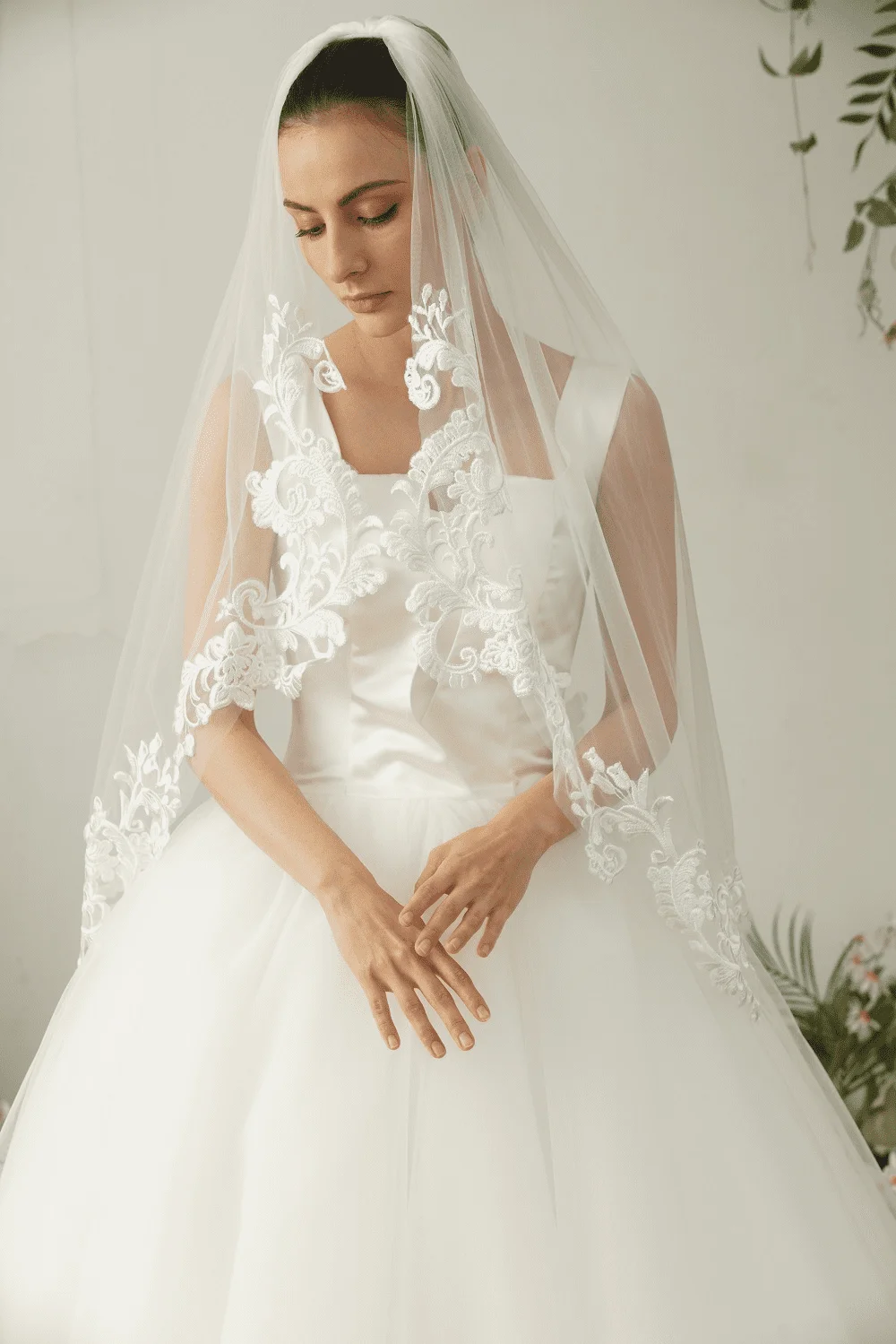 

Свадебная фата длиной 90 см (35 дюймов) с кружевной отделкой и металлическим гребнем.