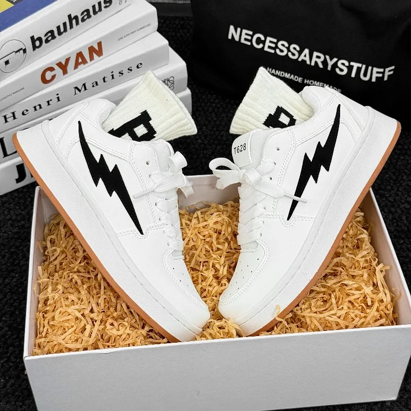 Novos tênis de pão de casal elegantes e modernos