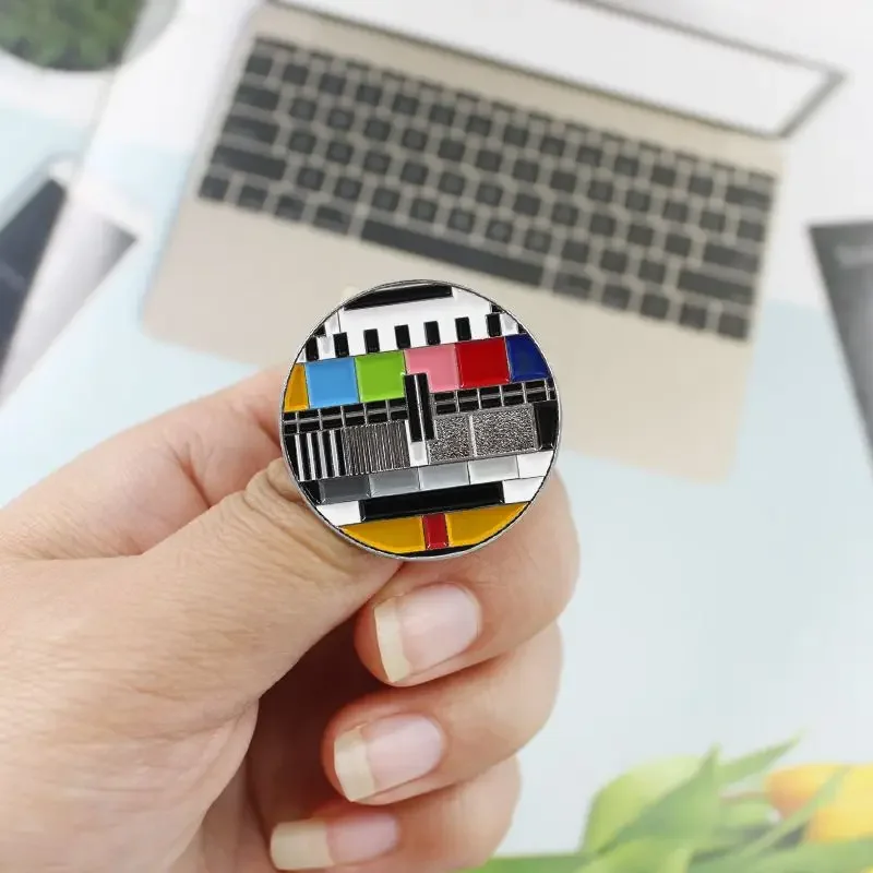 Vintage TV Pin No Signal In 80s Lapel Pin Brooch Creative Colorful Rainbow Badge Brooch for Student Friend Gift Accessories