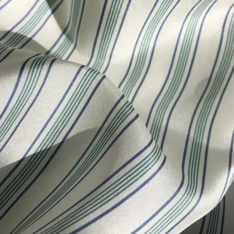 Tops de seda verde claro listra simples solta grande ombro caído camisa de manga comprida